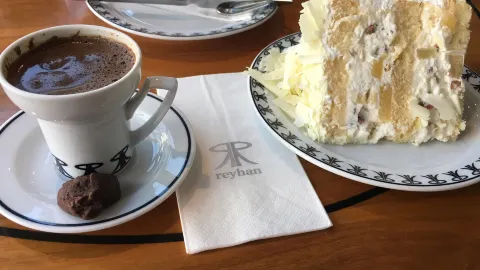Reyhan pastanesi - Alsancak in อิซมีร์