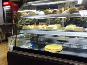 Fom's Cafeteria