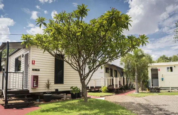 伊薩山城市汽車旅館