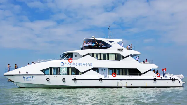 Sightseeing Boats in Beihai