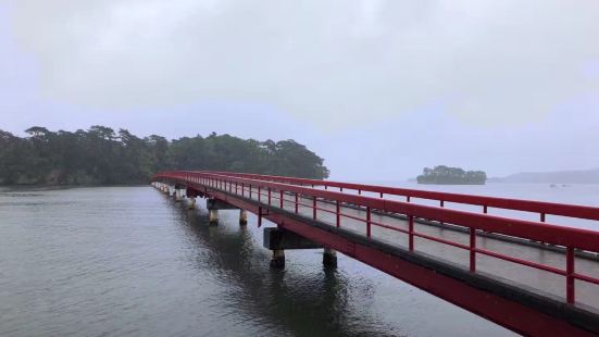 松岛福浦岛上走了一圈，穿过252米红色栏杆的福浦桥直通岛上，