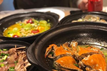 A POT OF A FRESH BAKED SEAFOOD