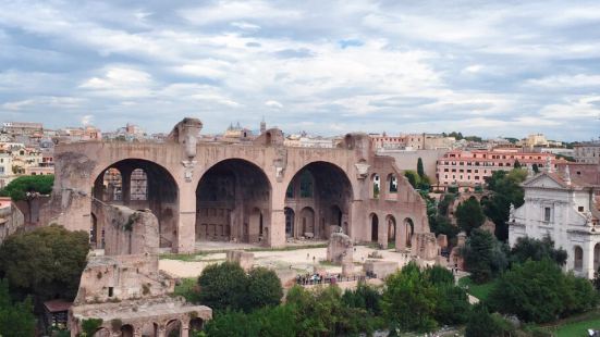 玛克辛提乌斯殿是古罗马广场上最大的建筑单体，原是西罗马皇帝玛