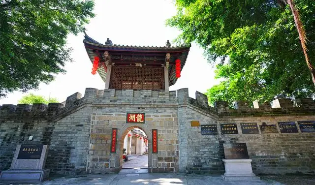 龍湖古寨