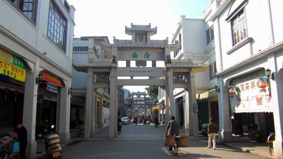 Private guided one-day tour of Chaozhou Ancient City, Guangji Bridge, Hanwengong Temple, and Longhu Ancient Village from Shantou