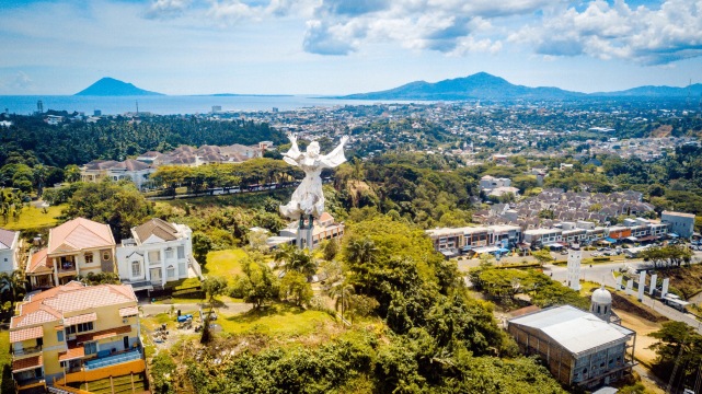 Yesus Memberkati Statue