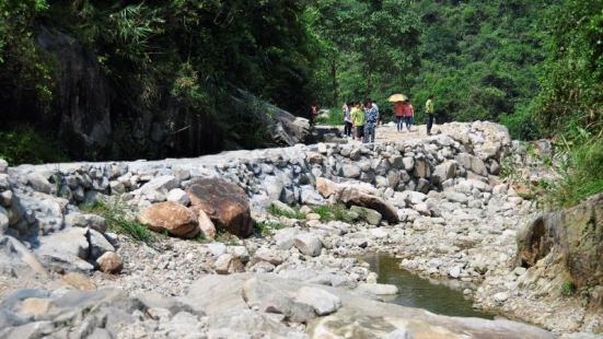 黄巢山在南安东田镇，距南安市区开车半小时左右，东田靠近厦门了