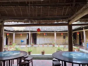 进山草堂茅草屋
