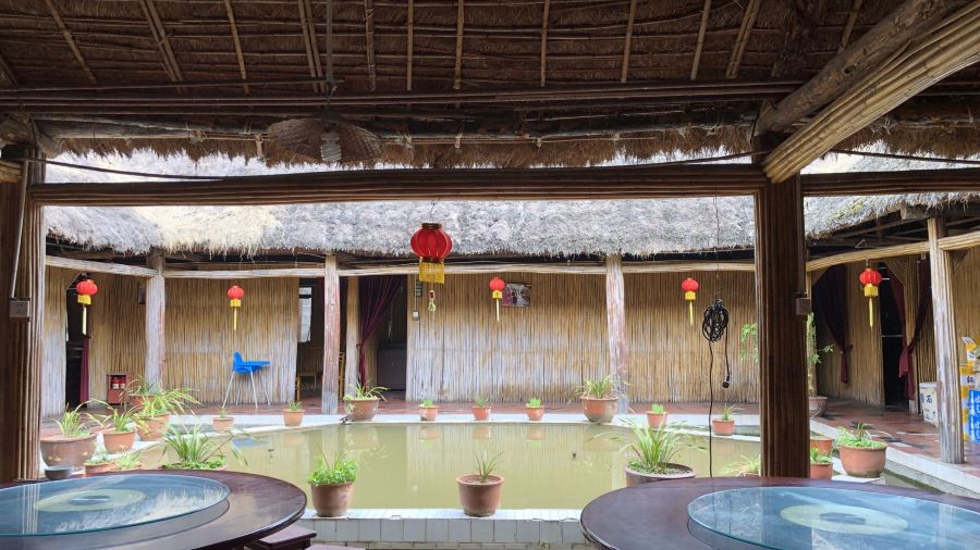 进山草堂茅草屋