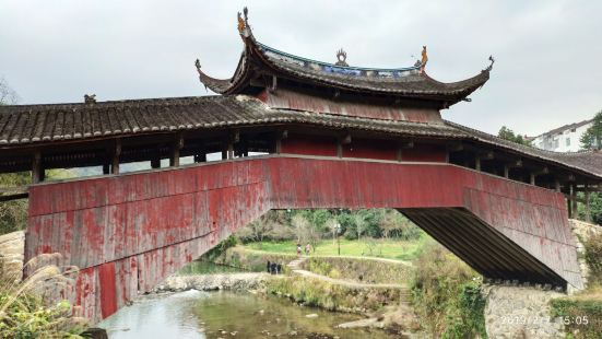 泰順著名的廊橋，編梁木拱廊橋，在泰順泗溪鎮下橋村頭 ， 橋頭