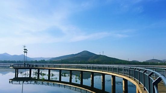 凌河公園依小凌河左岸而建，造園風格中西合璧，布局創意水陸交融