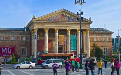 匈牙利國家美術館是這個地方很重要的一個美術建築，美術館里定期