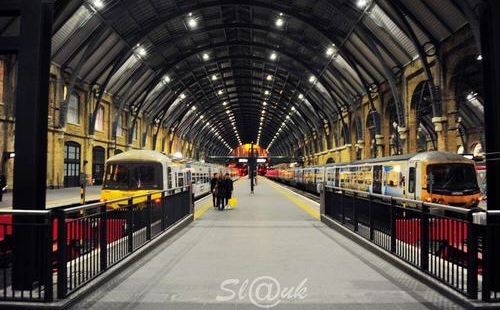 牛津火车站也是蛮有趣的，整个火车站空间非常的巨大的，也还是一