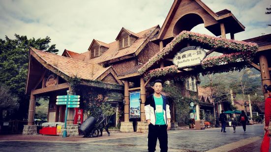 这个季节人不是特别多，这也是一个优点不用人挤人，风景很美里面