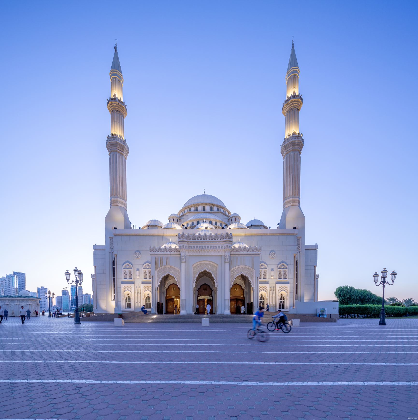 Compare 5 airports near Sharjah