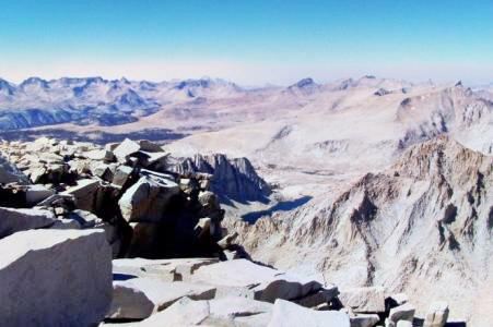 登山惠特尼峰还是需要很大的体力的，这座山峰高达4418米，它