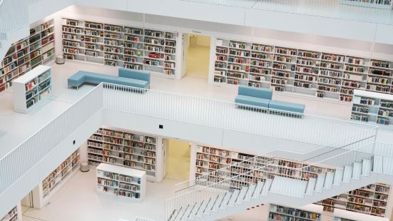 斯圖加特市立圖書館很大，有八層。第一層到第三層是單獨樓層，從