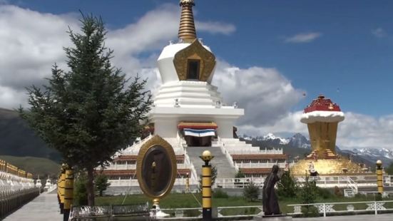 道孚白塔郎吉曲登，是藏区最高的佛塔。郎吉曲登的意思是金刚宝座