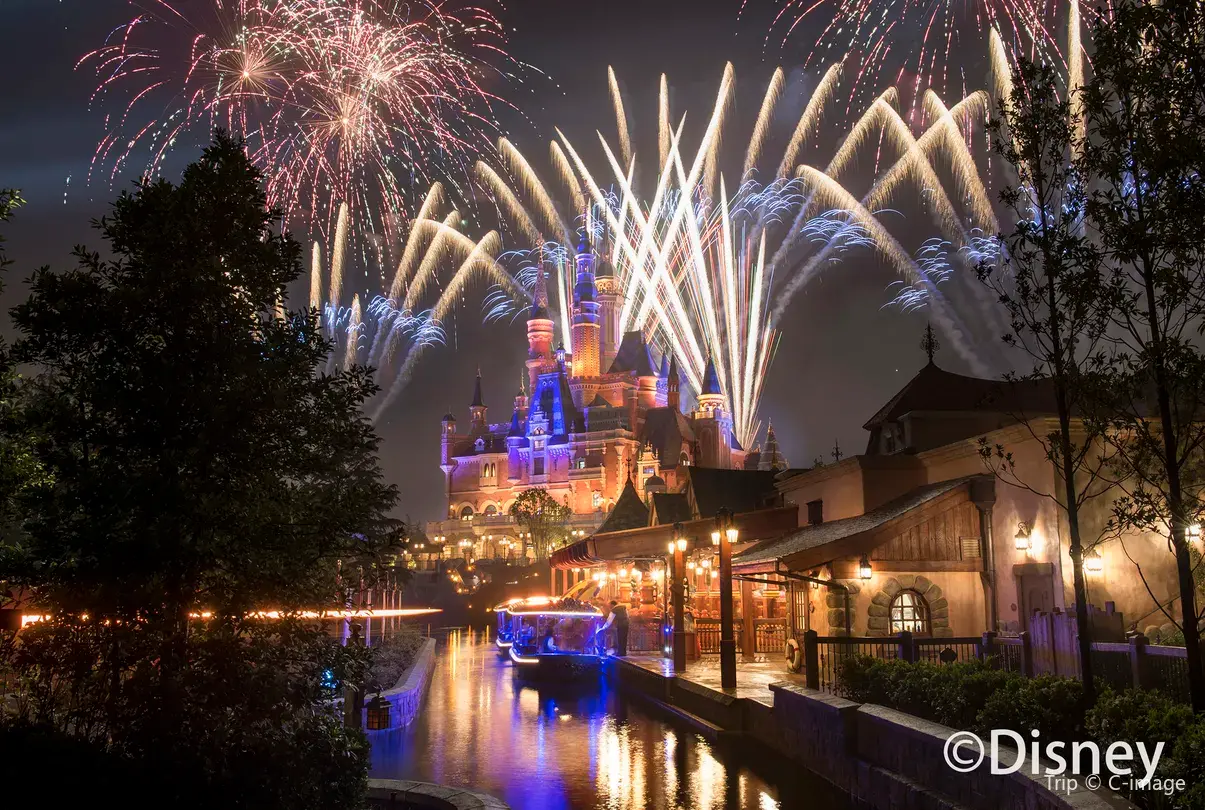 2_Ignite the Dream - A Nighttime Spectacular of Magic and Light