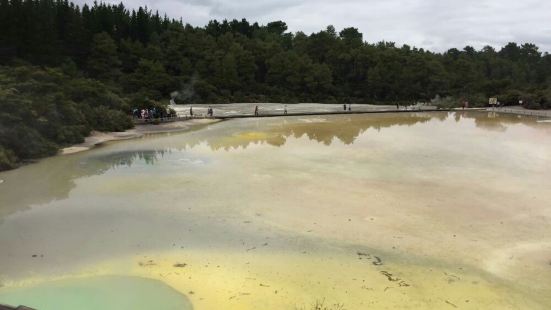 這裏的硫磺味道超濃，晚上住在酒店，滿鼻子聞的都是濃硫磺味兒，