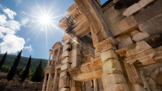 塞尔苏斯图书馆是以弗所古城废墟中最美丽的建筑之一，它的规模壮