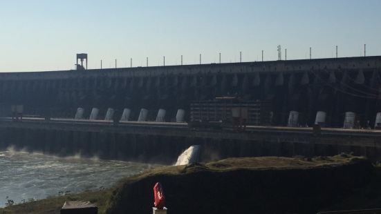伊泰普水電站是僅次於中國三峽的全球第二大水電站。歸巴西和巴拉