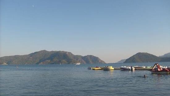 这是土耳其的一个海岸，这里来旅游还是很不错的，景色很美，海水