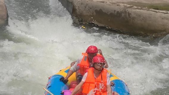 Drifting in Wuli Grand Canyon of Xijiang River