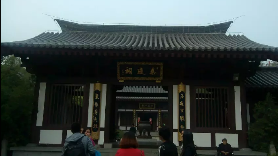 秦琼祠位于山东省济南市天下第一泉景区五龙谭公园内。整组建筑为