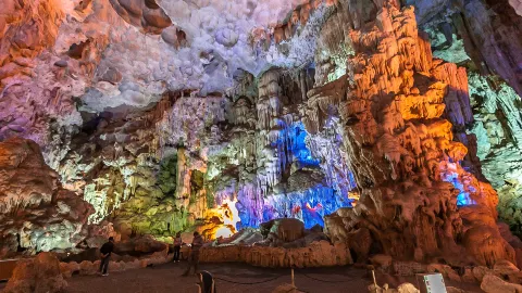 Sung Sot Cave attraction in ไฮฟอง