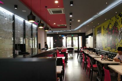 XIAO YANG SHENG JIAN NA JING SHANG SHAN AO TE LAI SI DIAN