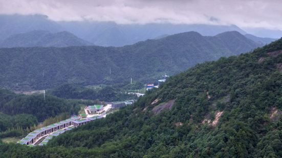 山上风景不错，就是没有开发好，我觉得里面还有好多地方需要开发