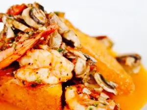 Roca Restaurant & Bar