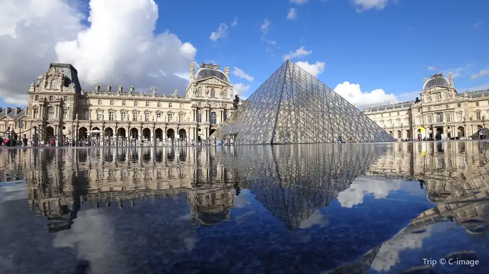 1_Louvre Museum