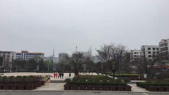 春秋广场是开放性的，与仿古步行街相连，连接了春秋楼和丞相府，