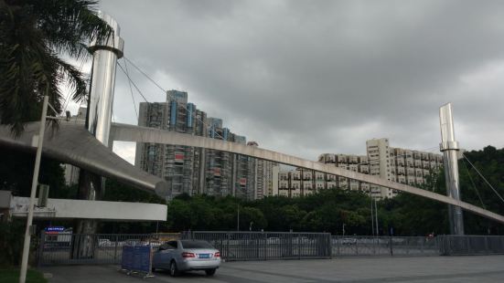 老体育中心，体育中心2公交站下车就到了，大门进去是开阔的广场