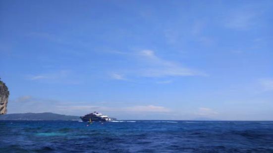 南湾是巴厘岛比较有名的景点，除了蓝梦岛这里是游客最多的地方，