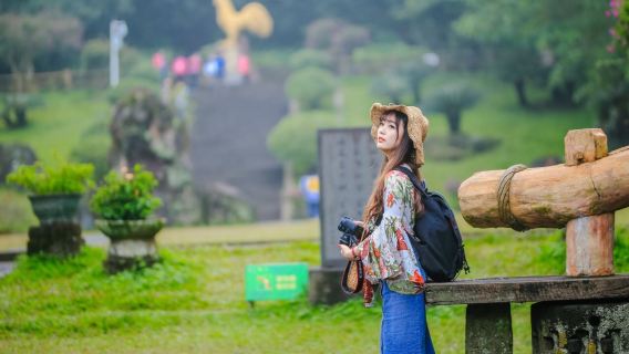 однодневный тур по Старой улице на башне, геологическому парку вулканического кратера и киногородку Фэн Сяогана с индивидуальным трансфером/арендой автомобиля с водителем