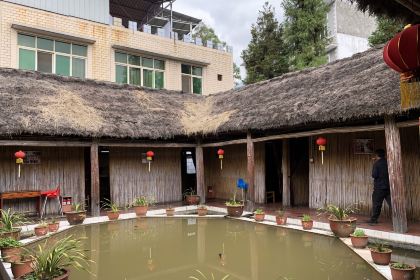 进山草堂茅草屋