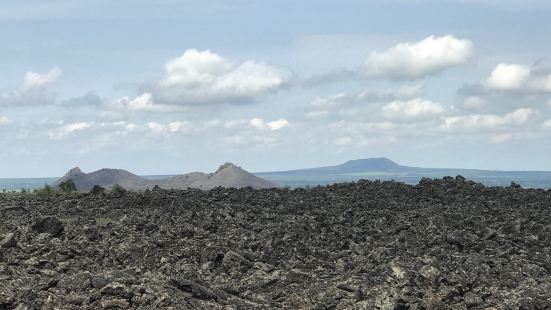 火烧山包含在老黑山景区里面，没有开发好的登山道路，一般是坐电