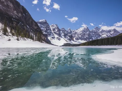 20 Dollar View: A Visit to The Beautiful Lake Moraine in Banff