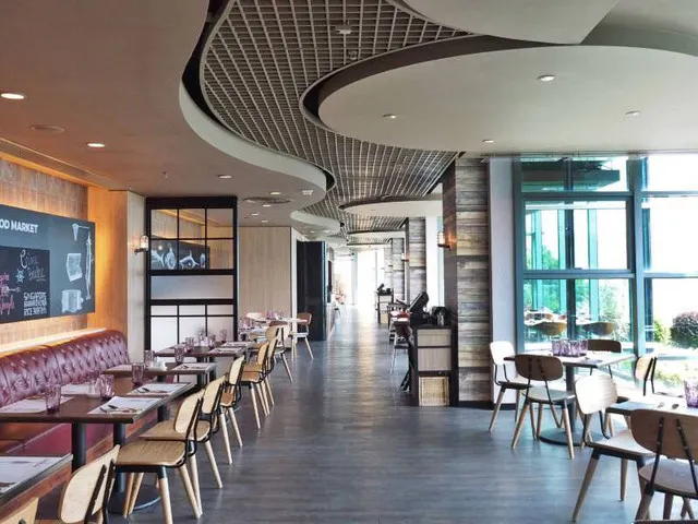 The Hongkong Homestay Strategy: Sleep in the Prosperous Nathan Road