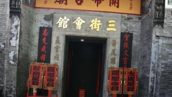 在澳门漫步徜徉，在议事亭前地旁边，有一座挂了两副匾额的庙宇～