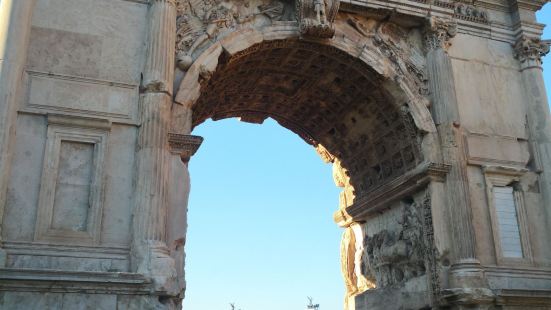 塞维鲁凯旋门，这个位于古罗马广场的一个凯旋门，这个不如外面斗