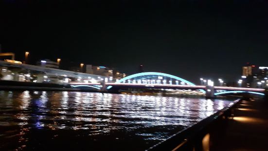 东京吾妻桥商业区离浅草寺不远，在隅田川沿岸河堤上，这里没有浅