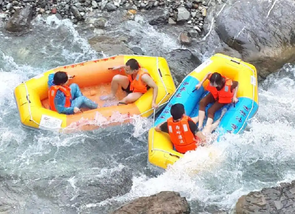 Hotels near Xiling Canyon Drifting