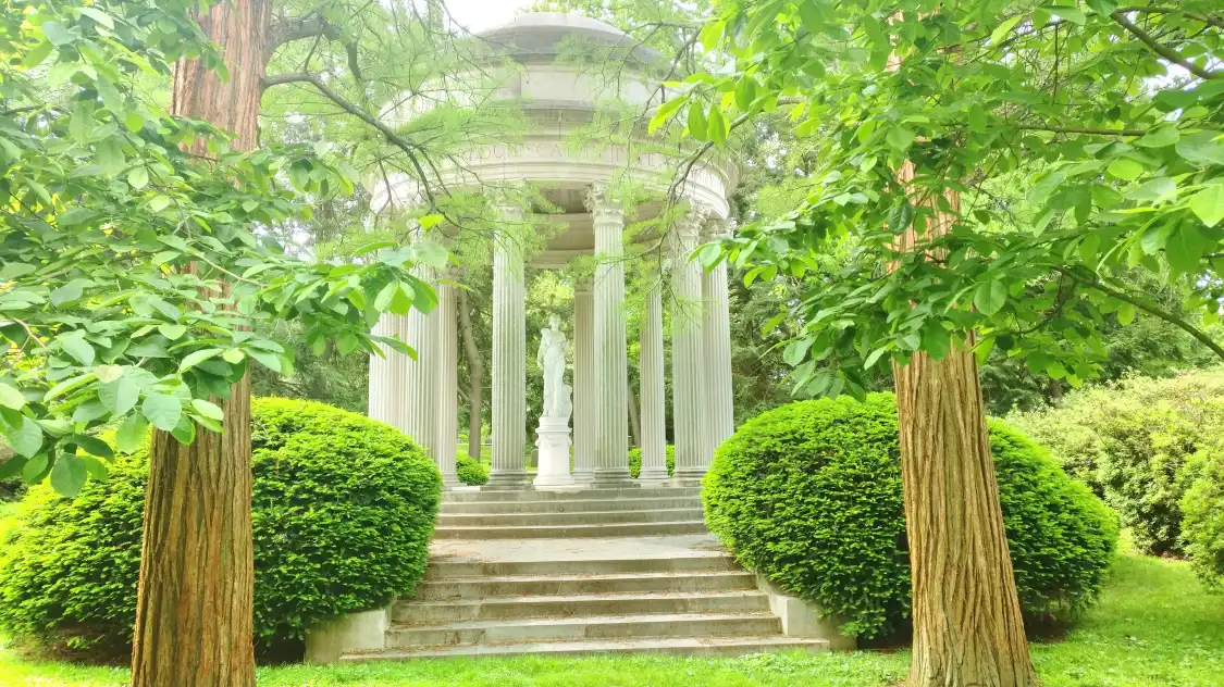 Hotels near Cave Hill Cemetery