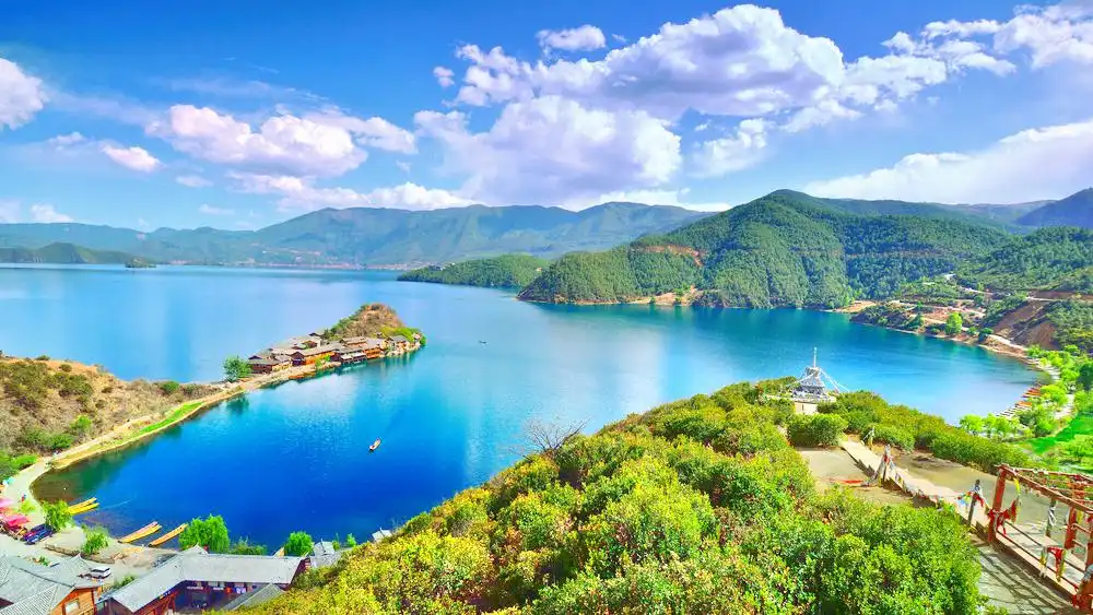 Hotels near Lugu Lake Scenic Area