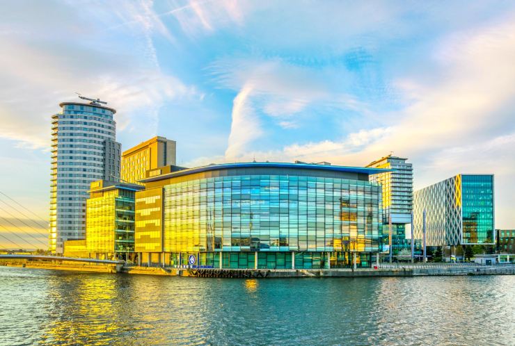 Compare 5 airports near Salford