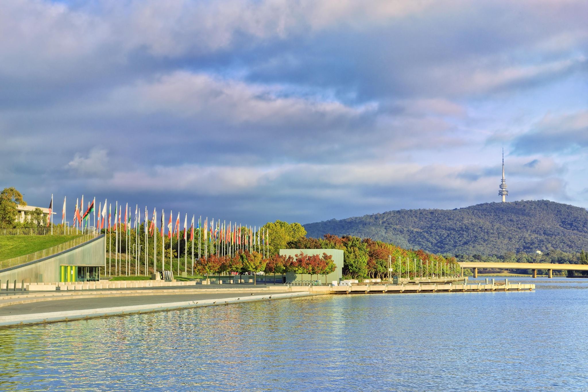 雪梨坎培拉+國會大廈一日遊中文含小費自助餐戰爭紀念館格里芬湖